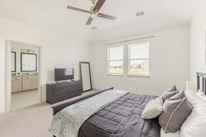 2 bedrooms, desk, WiFi, bed sheets