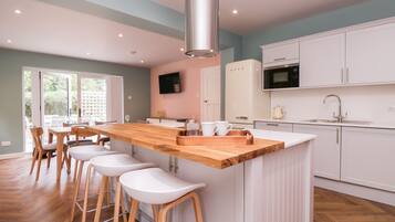 Dishwasher, cookware/dishes/utensils