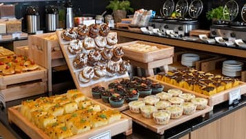 Café da manhã com buffet todos os dias (BRL 300 por pessoa)