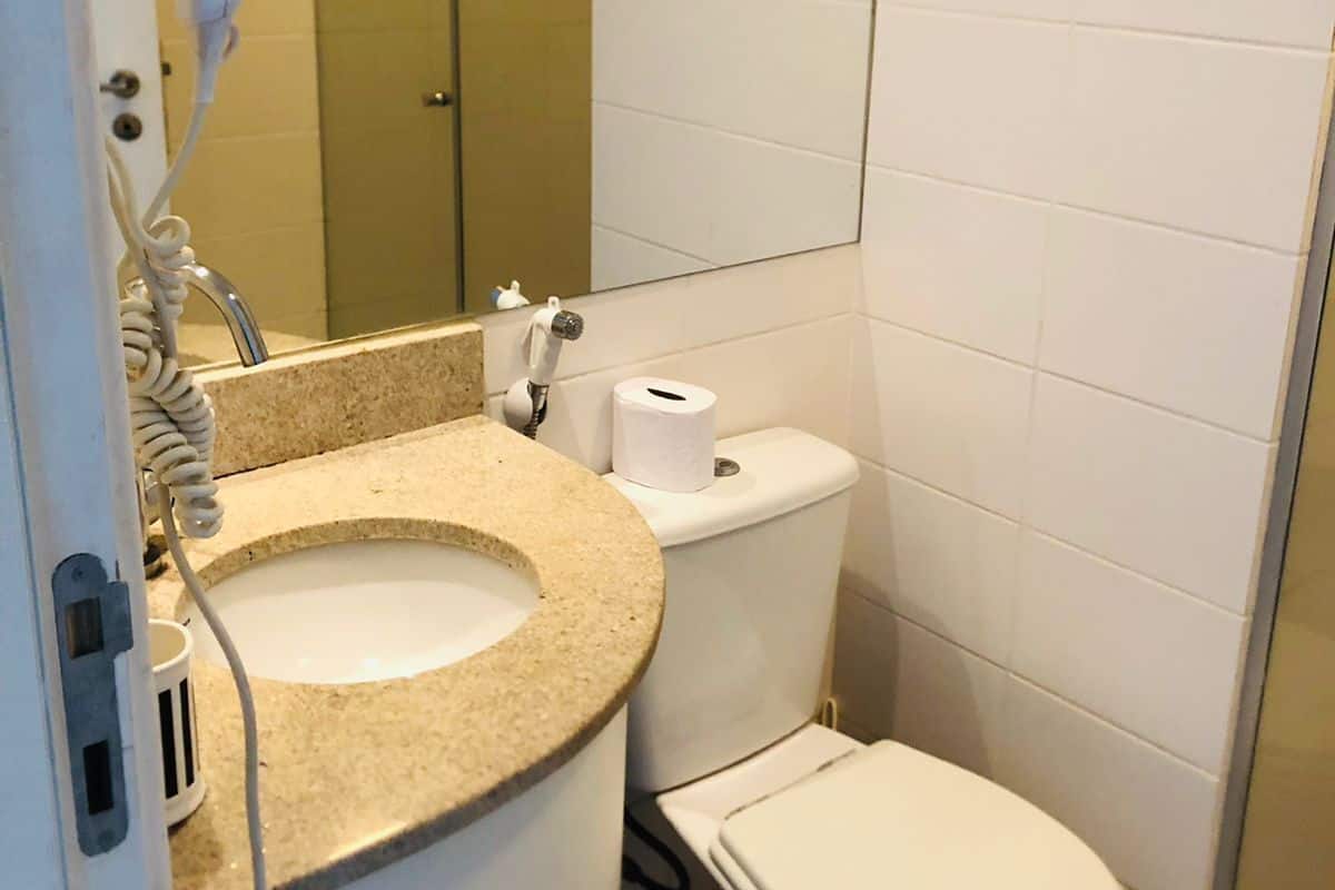 Douche, articles de toilette gratuits, sĂšche-cheveux