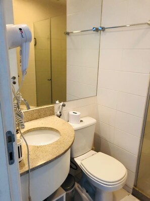 Sturta, snyrtivörur án endurgjalds, hárblásari, handklæði