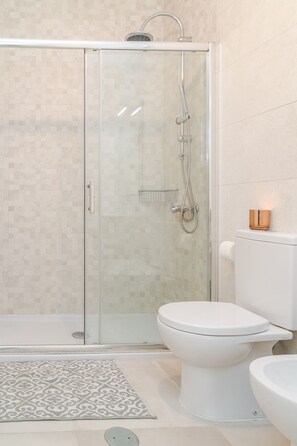 تجهيزات دش، مجففات شعر، مراحيض شطف، مناشف