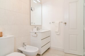 Dusche, Haartrockner, Bidet, Handtücher