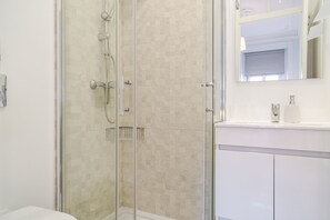 Regadera, secadora de cabello, bidet, toallas 