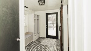 Interior - DMR Ranch House | 3-Levels | Max Capacity 12 (Franklin County)