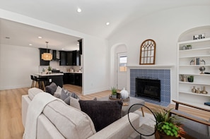 Smart TV - Gorgeous Spanish Villa (Los Angeles)