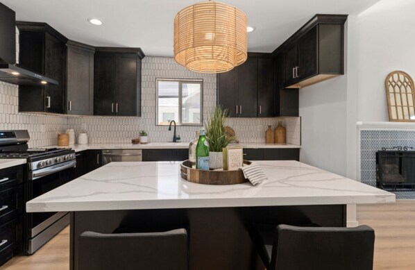 Kitchen islands - Gorgeous Spanish Villa (Los Angeles)