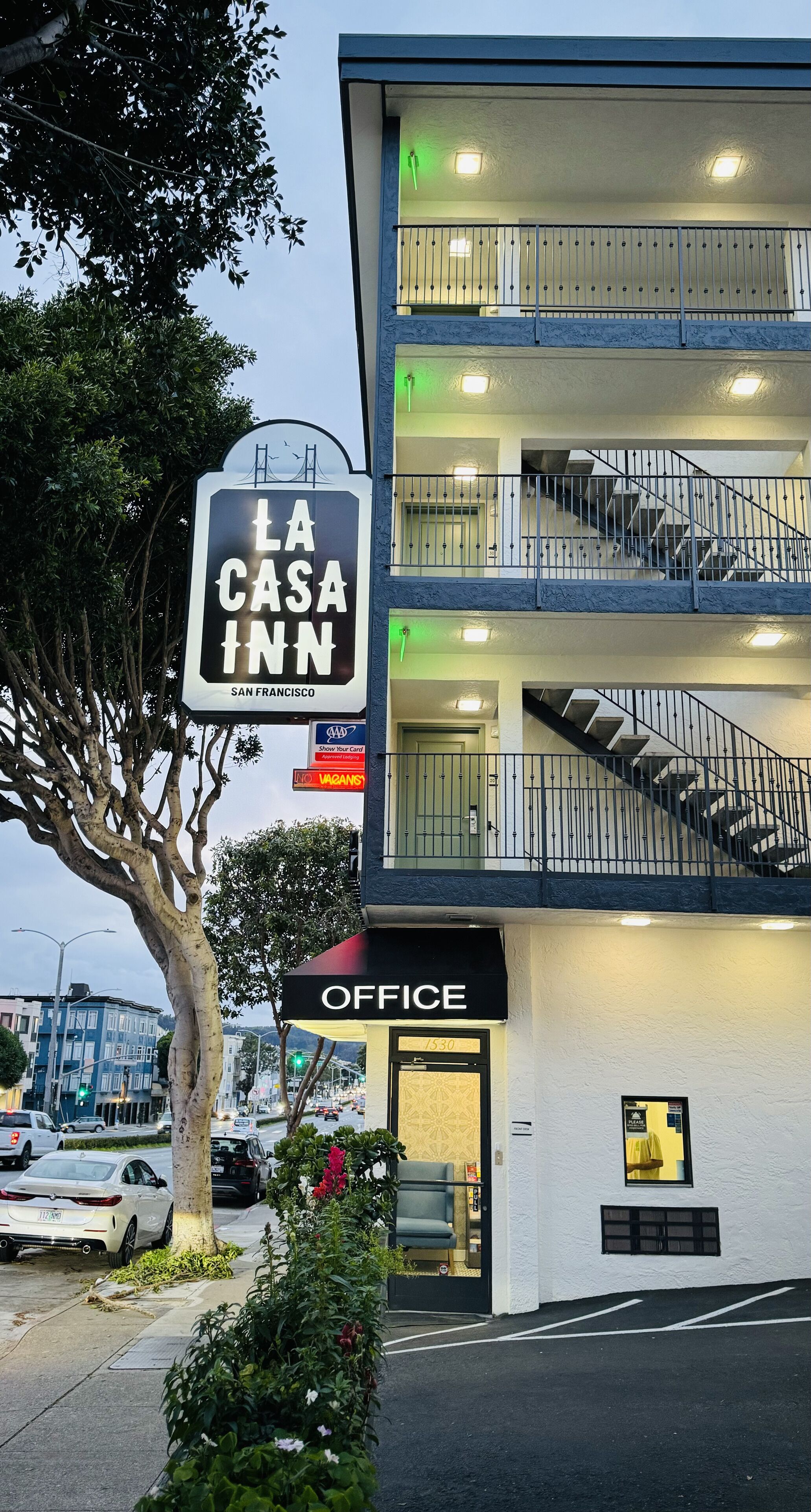 Un edificio de varios pisos con un letrero que indica La Casa Inn en San Francisco.