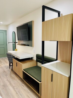 Premium bedding, down comforters, pillowtop beds, desk - La Casa Inn (San Francisco)