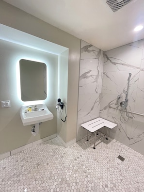 Deluxe Room, 1 King Bed | Bathroom | Hair dryer, towels - La Casa Inn (San Francisco)