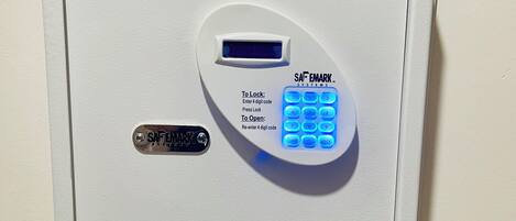 Eine digitale Tastatureinsatzschloss mit Anzeige und Schlüsselloch darunter.