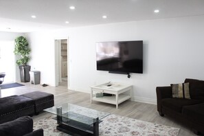 Smart TV, chimenea, futbolito, estéreo
