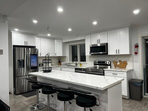 Een koelkast, een magnetron, een oven, een kookplaat