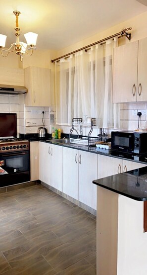 Kühlschrank, Mikrowelle, Herdplatte, Wasserkocher