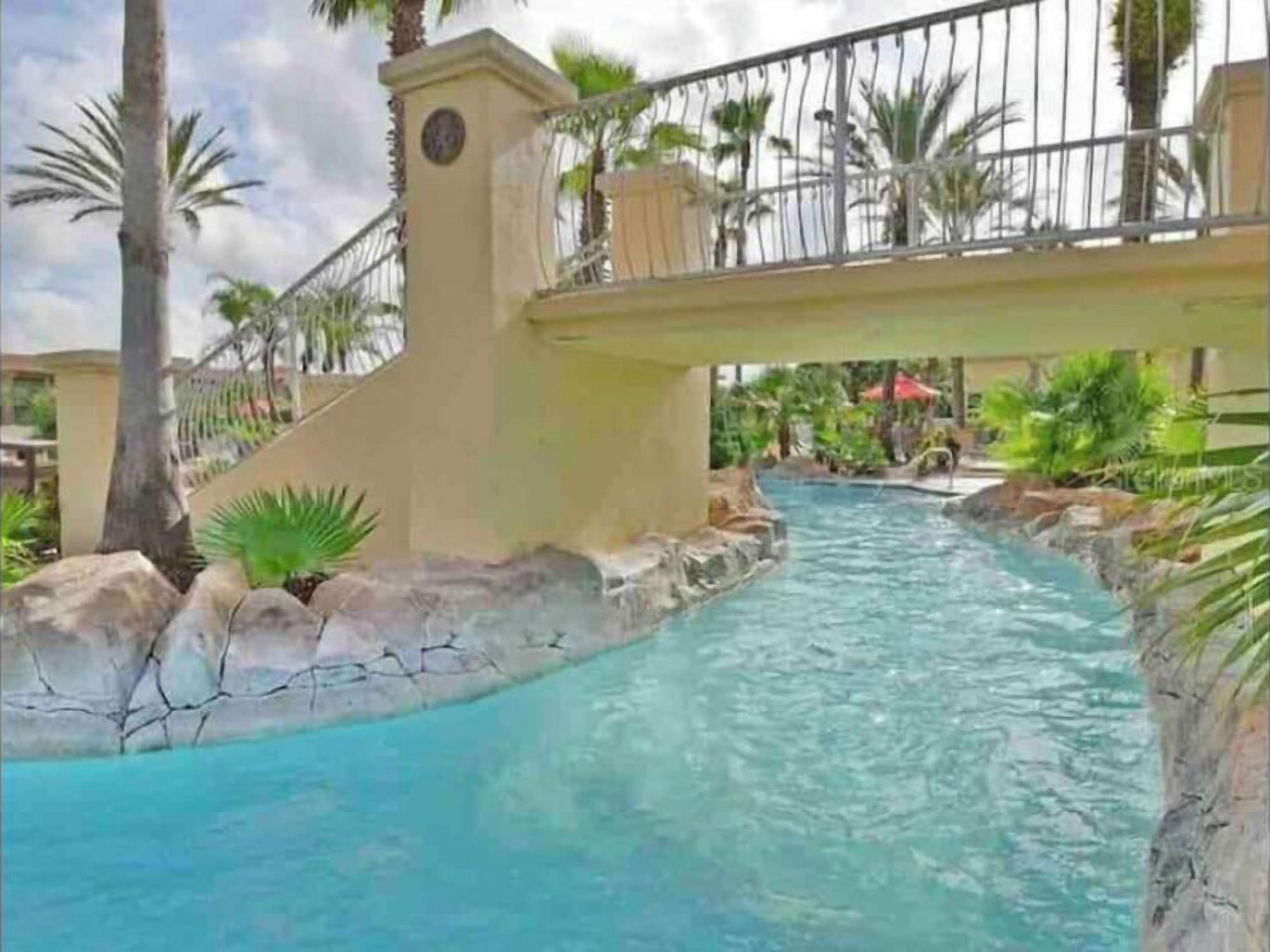 Alberca al aire libre y alberca climatizada