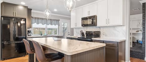 ثلاجة، ميكروويف، فرن، موقد طهي مسطح