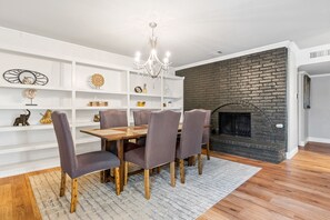 Dining - Upscale & Cozy Home! By Six Flags and AT&T Stadium (Grand Prairie)