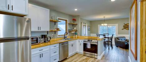 Een koelkast, een oven, een kookplaat, een vaatwasser