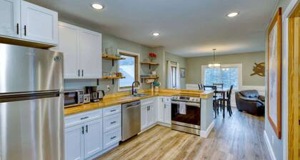 Captivating Coastline 2 BR Retreat wth Ocean View