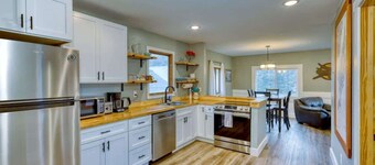 Captivating Coastline 2 BR Retreat wth Ocean View