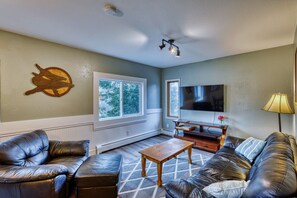 TV - Captivating Coastline 2 BR Retreat wth Ocean View (Kodiak)