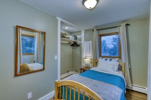 2 bedrooms, iron/ironing board, WiFi, bed sheets - Captivating Coastline 2 BR Retreat wth Ocean View (Kodiak)