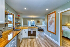 冷蔵庫、オーブン、コンロ、食器洗い機