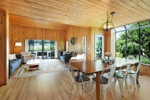 Televisión, chimenea y libros