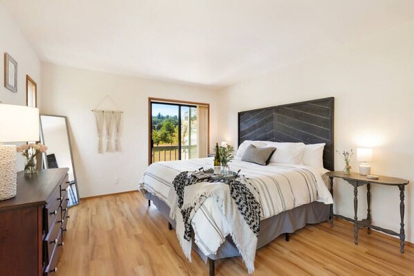 4 makuuhuonetta, työpöytä, silitysrauta/-lauta, vauvan matkasänky