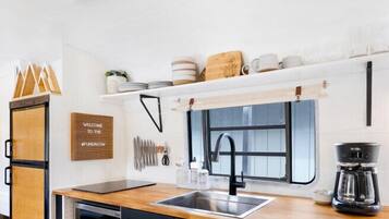 Geladeira, micro-ondas, cooktop, cafeteira/chaleira