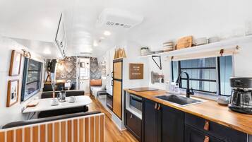 Geladeira, micro-ondas, cooktop, cafeteira/chaleira