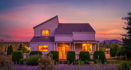 Farmhouse · Peaceful Farmhouse with Mountain Views & Hot Tub