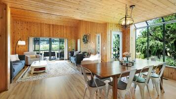 Una Smart TV, una chimenea