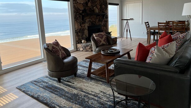 House, Multiple Beds (Inlet Cottage) | Living room - Inlet Cottage (Lincoln City)