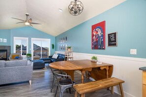 Townhome, 1 Queen Bed with Sofa bed (Shell Cottage) | Private kitchen