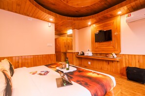 Deluxe Room | Egyptian cotton sheets, premium bedding, down comforters - Pirates Resort (New York)