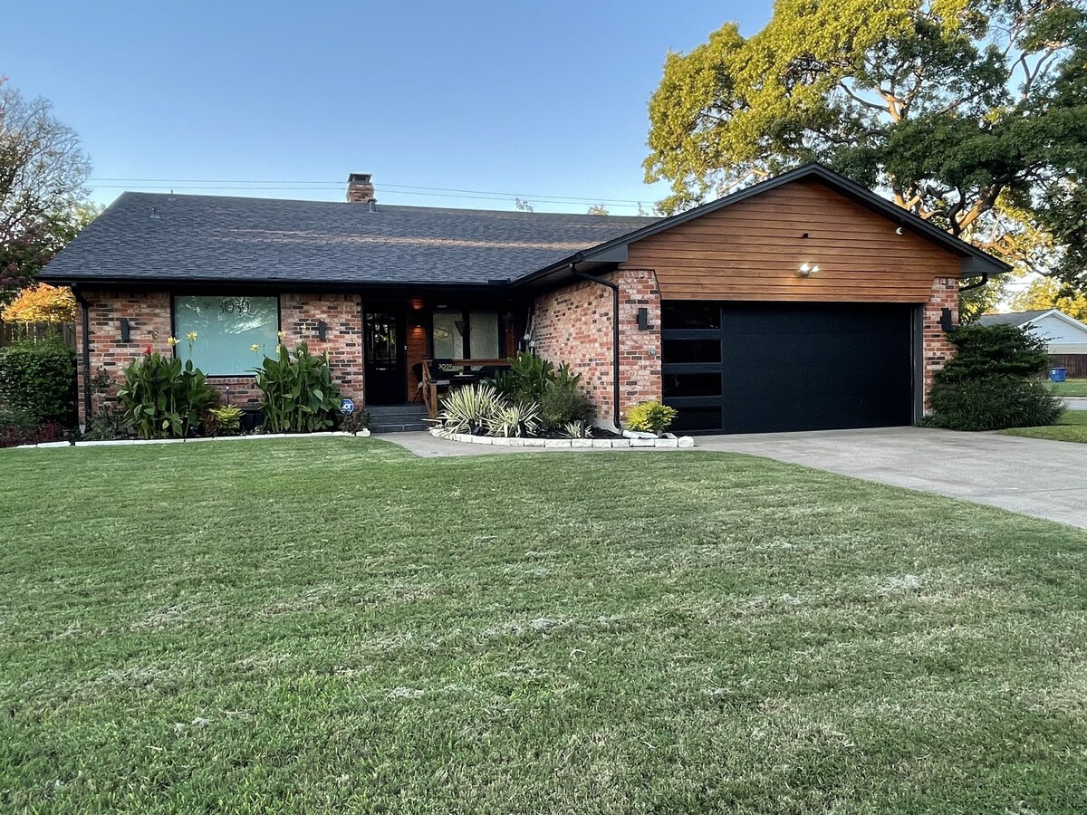 Stunning Remodeled Home, Minutes from Downtown (pet-friendly)