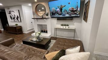 Smart TV, mesa de pingue-pongue, aparelho de som