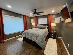 3 bedrooms, desk, iron/ironing board, WiFi - Stunning Remodeled Home, Minutes from Downtown (pet-friendly) (Dallas)