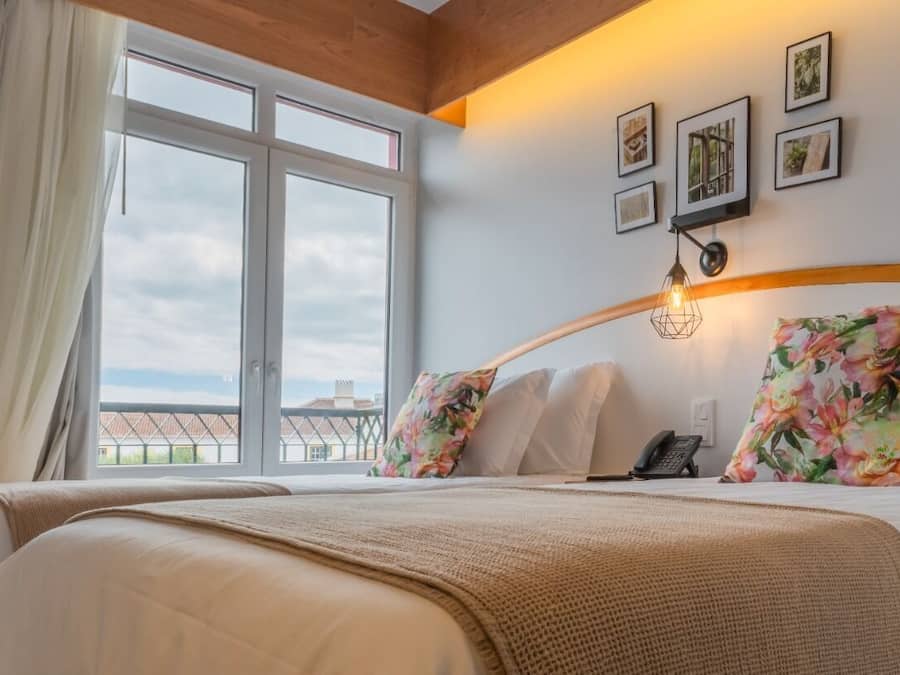 Minibar, escritorio y espacio para trabajar con laptop