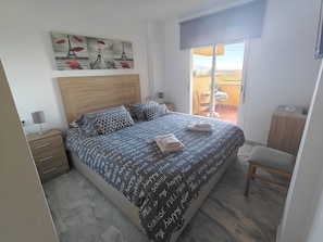 3 bedrooms, free WiFi, bed sheets, wheelchair access