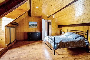 3 bedrooms, desk, soundproofing, iron/ironing board