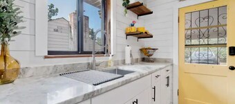 Quaint Cottage minutes to Oaklawn and Downtown