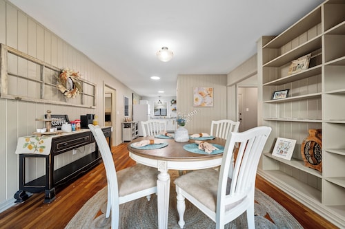 Quaint Cottage minutes to Oaklawn and Downtown