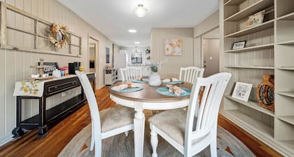 Quaint Cottage minutes to Oaklawn and Downtown