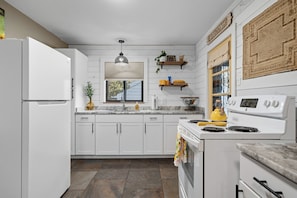 Fridge, microwave, oven, stovetop - Quaint Cottage minutes to Oaklawn and Downtown (Hot Springs)