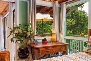 Tabla de planchar con plancha, wifi gratis y ropa de cama 