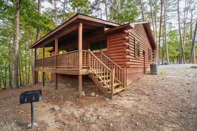 Cabin G at Safe Harbor Brady Mountain on Lake Ouachita!