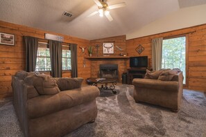 Televisión y chimenea 