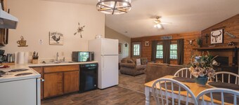 Cabin G at Safe Harbor Brady Mountain on Lake Ouachita!